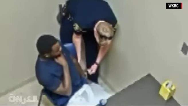 فيديو يظهر محاولة الموقوف سرقة مسدس ضابط