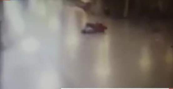 بالفيديو / لحظة قيام الانتحاري بتفجير نفسه بعد اصابته بطلق ناري في مطار أتاتورك 