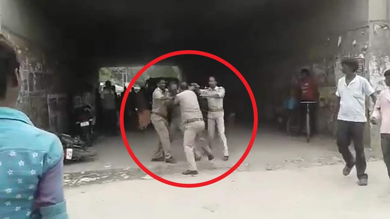 بالفيديو/ عراك بين رجلي شرطة في الهند لتقاسم رشوة