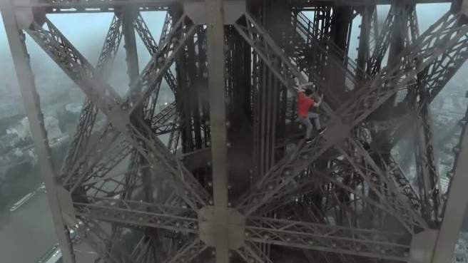 بالفيديو/ مغامرون يتسلقون برج إيفل بدون معدات سلامة