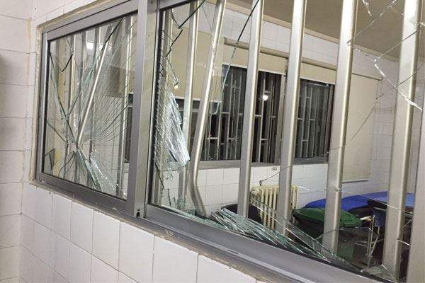 بالصور/ حطّم قسم الطوارئ في المستشفى الإسلامي الخيري في طرابلس بعد مطالبته بدفع مبلغ مالي