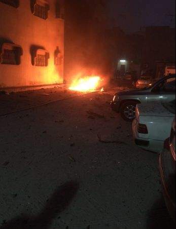 بالفيديو.. مشاهد من التفجير الانتحاري الذي ضرب قرب مسجد في القطيف - السعودية 