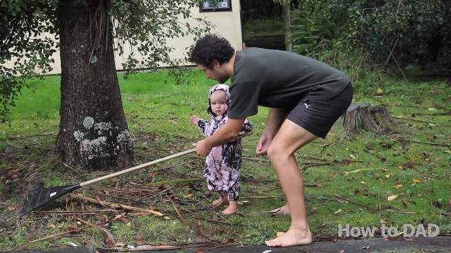 بالفيديو.. أب يدرب طفله الرضيع على القيام بكل الأعمال المنزلية