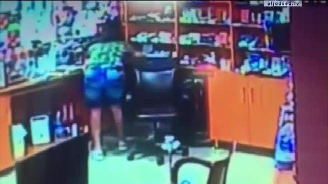 بالفيديو: لص &quot;وقح&quot; في بحمدون... سرق المحل و صاحبه واقف أمامه!