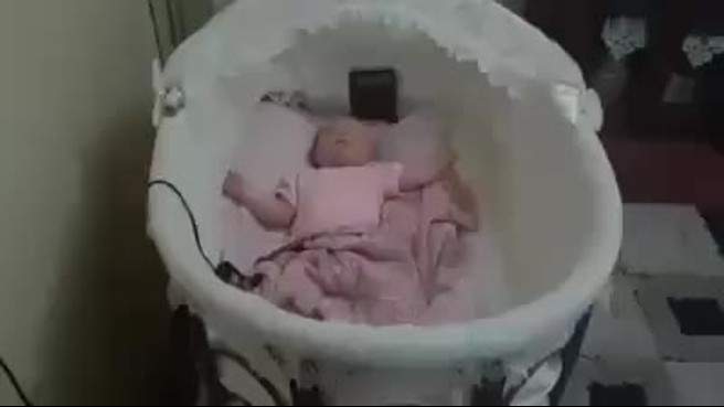 بالفيديو/ سرير مبتكر يبدأ بالإهتزاز عند بكاء الطفل