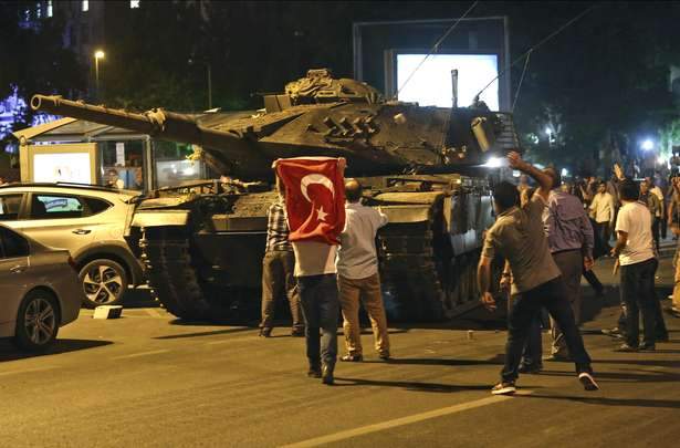 بالفيديو/ لحظة تعرض البرلمان التركي للقصف