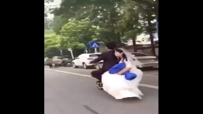 بالفيديو.. زفّ عروسته على سكوتر فماذا حصل؟!