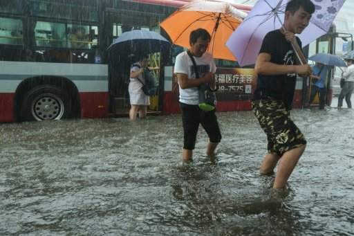 بالفيديو/ حوالى مئة قتيل و مفقود في أمطار غزيرة في بكين وشمال الصين