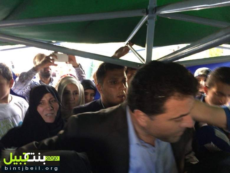 بالصور / وصول النائب السابق حسن يعقوب الى طريق المطار حيث مكان خيمة إعتصام والدته