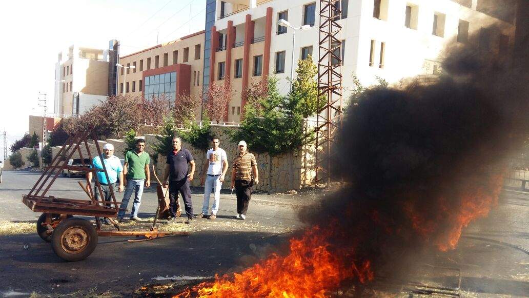 احراق دواليب امام مستشفى شبعا احتجاجا على طرد 10 موظفين