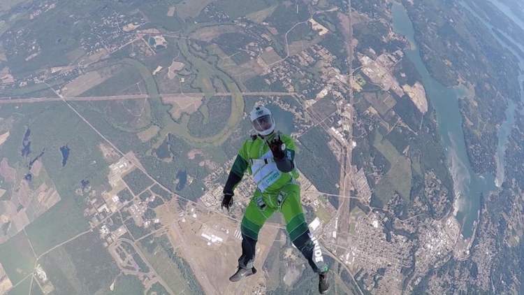 بالفيديو/ دون مظلة...قفزة &quot;مجنونة&quot; من ارتفاع 7 آلاف متر
