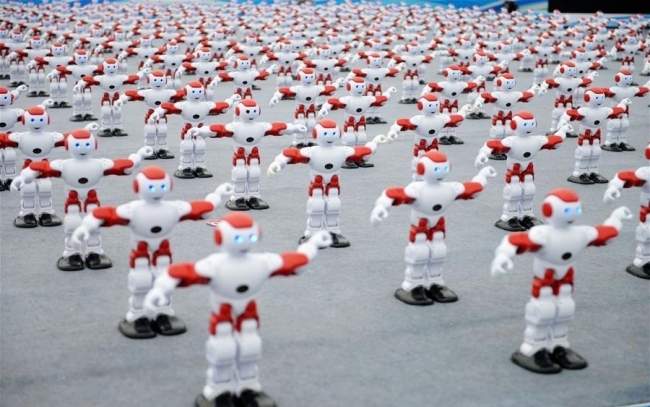 أكثر من ألف روبوت يؤدون رقصة جماعية!