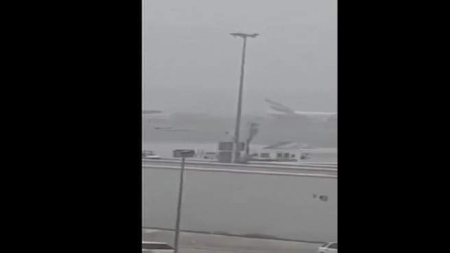 بالفيديو / لحظة انفجار الطائرة الأماراتية في مطار دبي