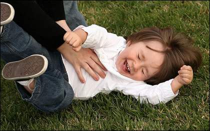 ما الذي يدفعك للضحك عند تعرضك للدغدغة؟
