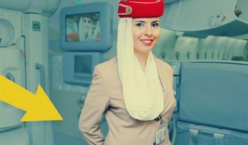لماذا تضع المضيفات أيديهن خلف ظهورهن عند استقبال المسافرين؟