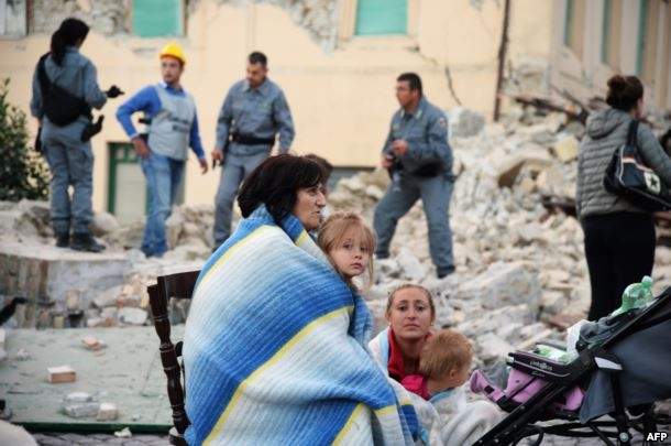 بالصور.. هكذا حول الزلزال بلدة إيطالية إلى ركام و خلّف 250 قتيلاً
