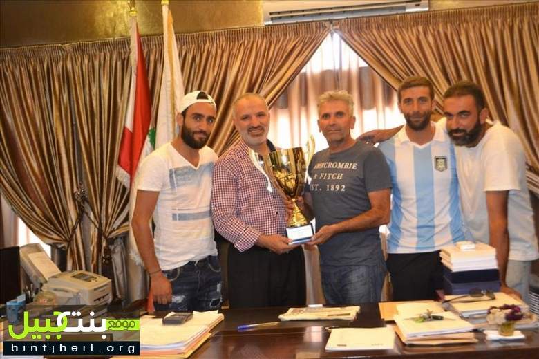 إدارة فريق بنت جبيل تقدم كأس بطولة دورة إتحاد بلديات بنت جبيل ( نصر تموز ) إلى رئيس البلدية