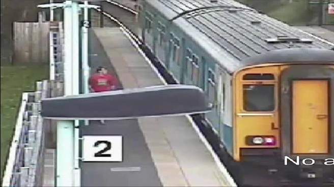 بالفيديو/ متهوّر يقفز أمام قطار و يجبره على التوقف!
