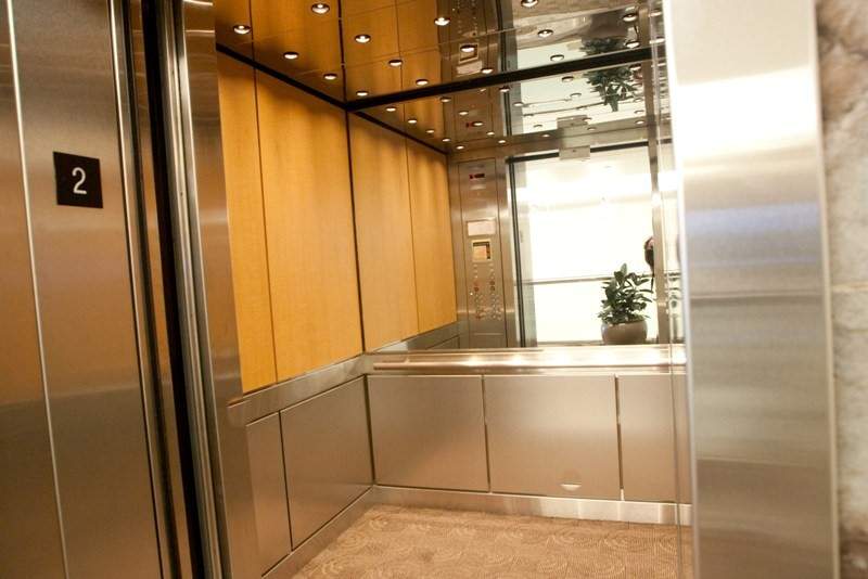 هل تعلم.. لماذا توجد مرآة في المصعد؟ 
