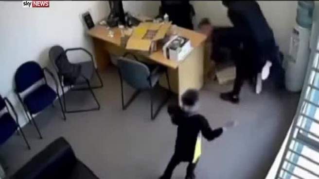 بالفيديو/ طفلة في السادسة تواجه لصوصاً اقتحموا متجر عائلتها