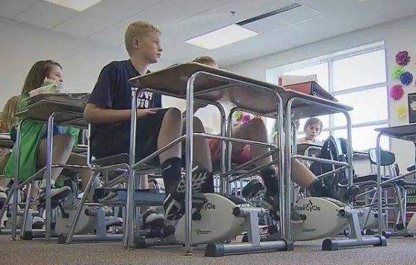 بالفيديو / معلم يقوم بتركيب دراجات تحت طاولات الطلاب لمساعدتهم على التركيز