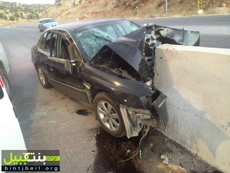 فرحة العيد تتحول الى مأساة .. مقتل 3 سوريين باصطدام سيارتهم بالفاصل الاسمنتي