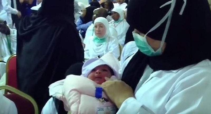 بالفيديو/ أصغر حاجّة في العالم...ولادة طفلة أثناء تأدية مناسك الحج 