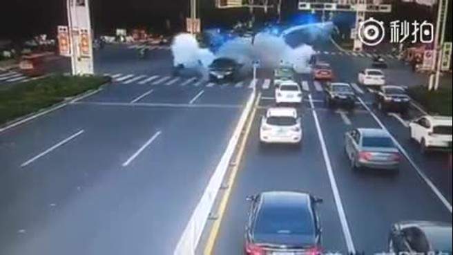 بالفيديو/ لحظة انفجار سيارة مسرعة في الصين!
