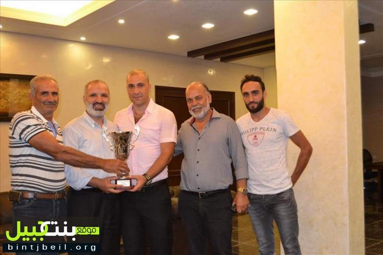 حركة أمل شعبة بنت جبيل تقدّم كأس دورة الإمام السيد موسى الصدر إلى رئيس بلدية بنت جبيل