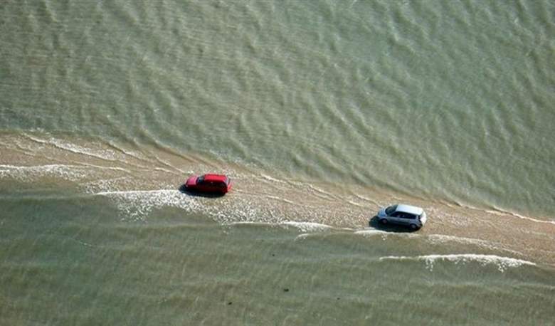 بالصور و الفيديو... أخطر طريق في العالم السيارات تسير وسط مياه الخليج