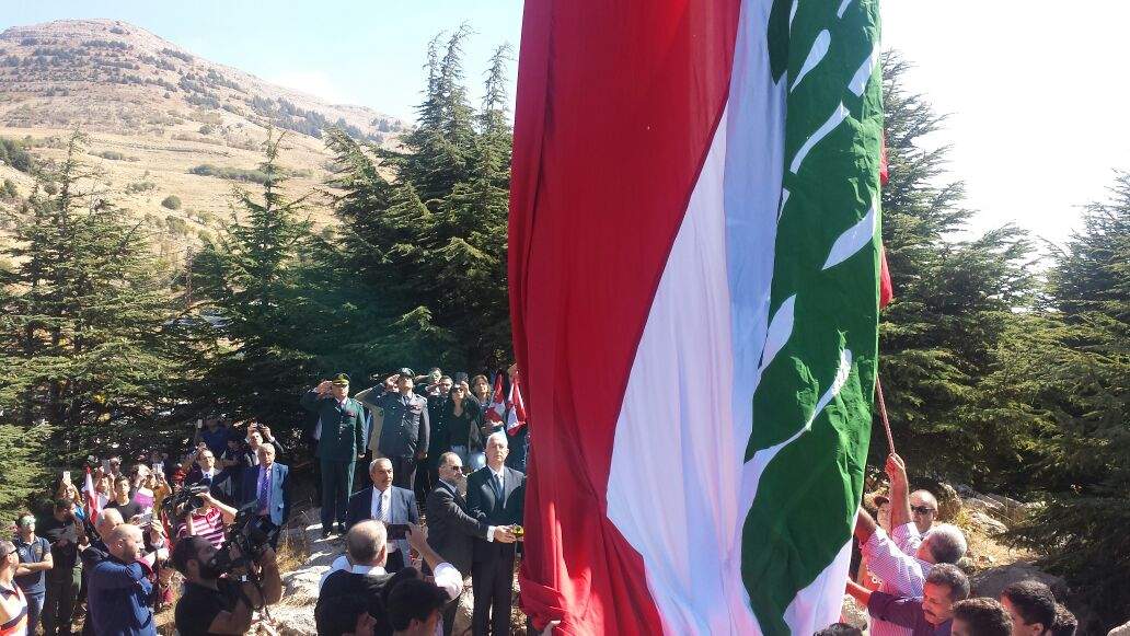 رفع أول علم لبناني على جبل أرز فالوغا