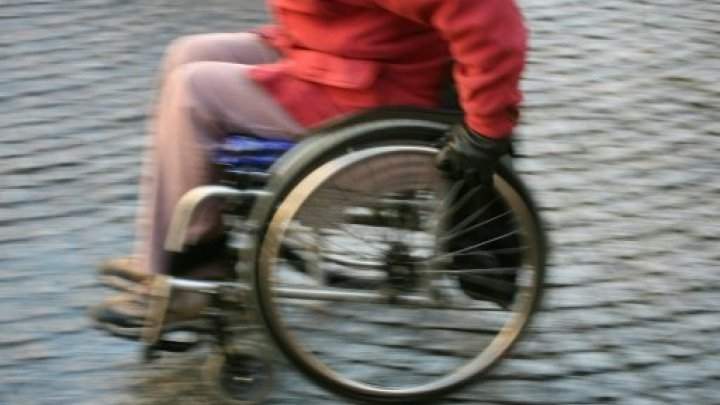 استعاد القدرة على المشي بعد 43 عاما عاشها على كرسي متحرك