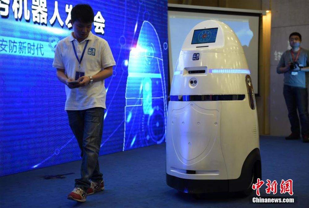 لأول مرة...الصين تستخدم الروبوت للدوريات الأمنية
