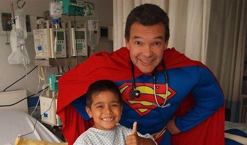طبيب يعالج مرضى السرطان من الأطفال بزي الأبطال الخارقين