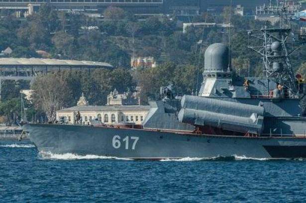 سفينة حربية روسية عبرت البوسفور لدعم حملة الضربات في سوريا (أ ف ب) 