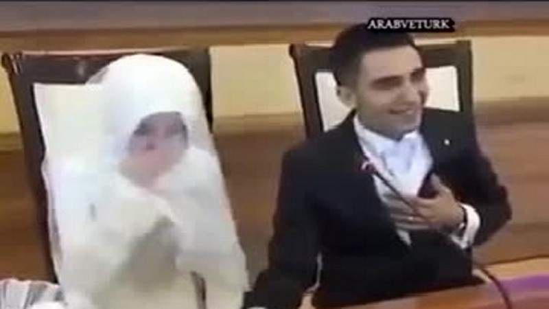 بالفيديو- كيف ردّ العريس المتسرع عندما سئل عن اسمه؟ 