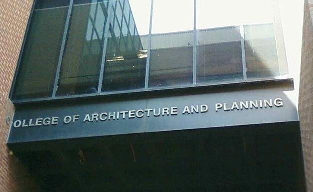 معهد للهندسة المعمارية لم يجد مساحة كافية لكتابة الإسم كاملا فاستعان بالجدار الجانبي