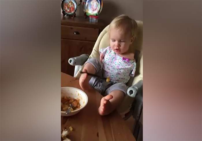فيديو مؤثر لطفلة بلا ذراعين تأكل بقدميها