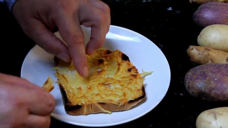 بالفيديو.. رجلٌ أسترالي يصنع الجبن من البطاطا! 