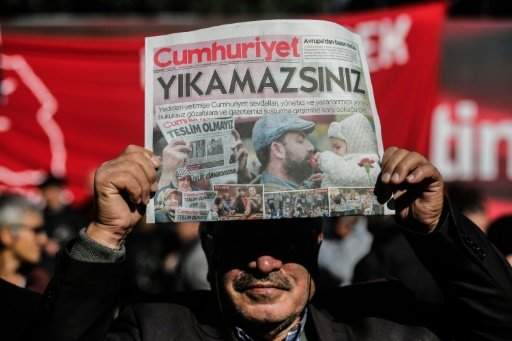 محكمة تركية تأمر بتوقيف تسعة موظفين في صحيفة جمهورييت المعارضة