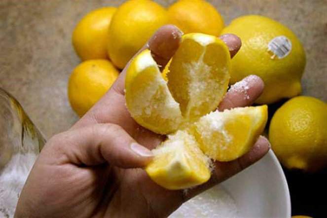 اقطعوا ليمونة حامضة. ضعوها في وسط المطبخ وضعوا الملح عليها .. ستغير حياتكم!