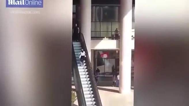 بالفيديو: حاولت صعود الدرج المتحرك بالاتجاه المعاكس.. فماذا حصل؟