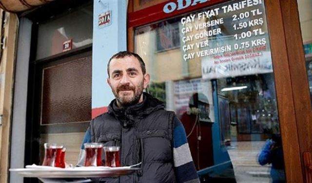 سعر الشاي في مقهى تركي يرتبط بلباقتك في الطلب