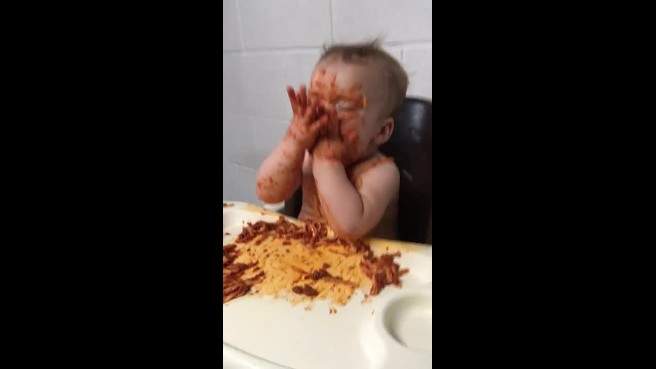 بالفيديو.. طفلة غلبها النعاس أثناء تناولها السباغيتي