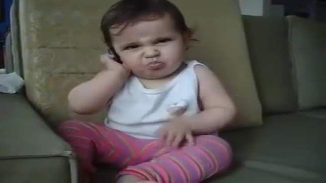 فيديو مُضحك لطفلة تُقلّد طريقة تحدّث والدتها على الهاتف