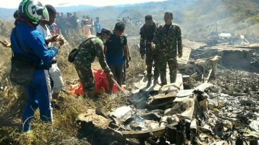 13 قتيلا في تحطم طائرة عسكرية في اندونيسيا