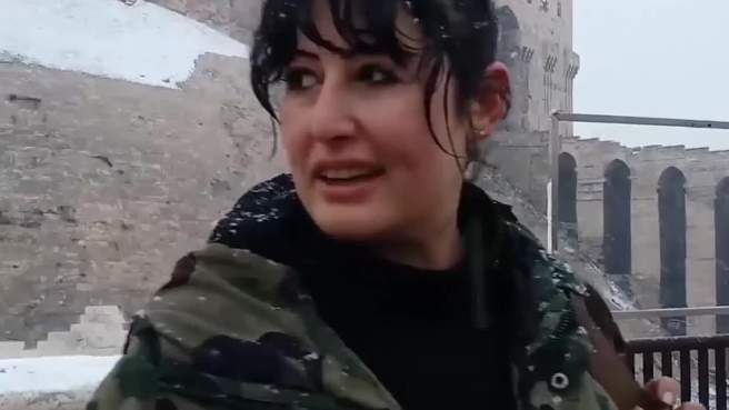 المقاتلة روز .. متطوعة في الجيش السوري تروي حكايات الصمود والانتصار في حلب - فيديو 