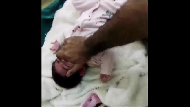 فيديو لتعذيب طفلة رضيعة بوحشية والمتهم والدها!!