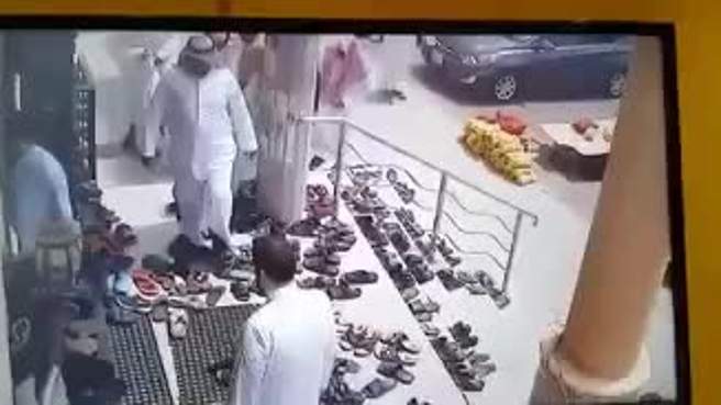 بالفيديو/ أربعة لصوص يسرقون المصلين بجدة والشرطة تلقي القبض عليهم