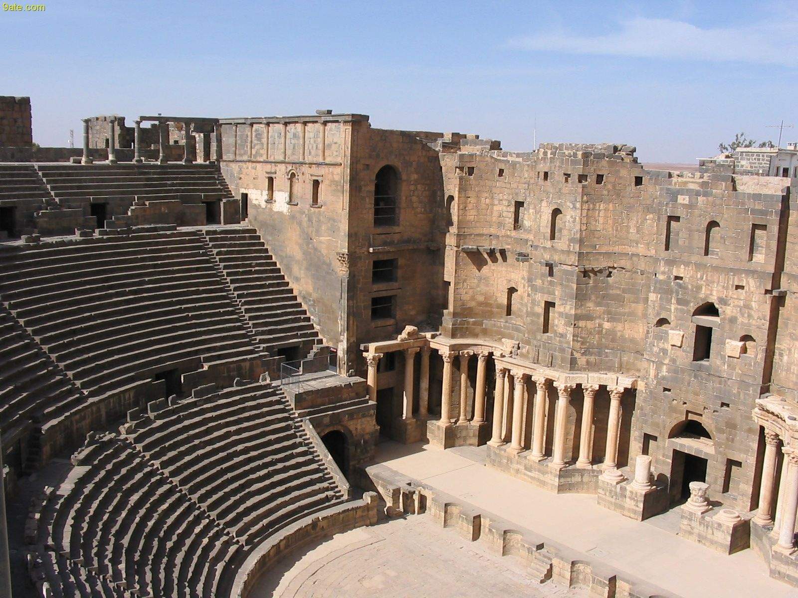تنظيم داعش الإرهابي يدمر واجهة المسرح الروماني و&quot;التترابليون&quot; في مدينة تدمر الأثرية